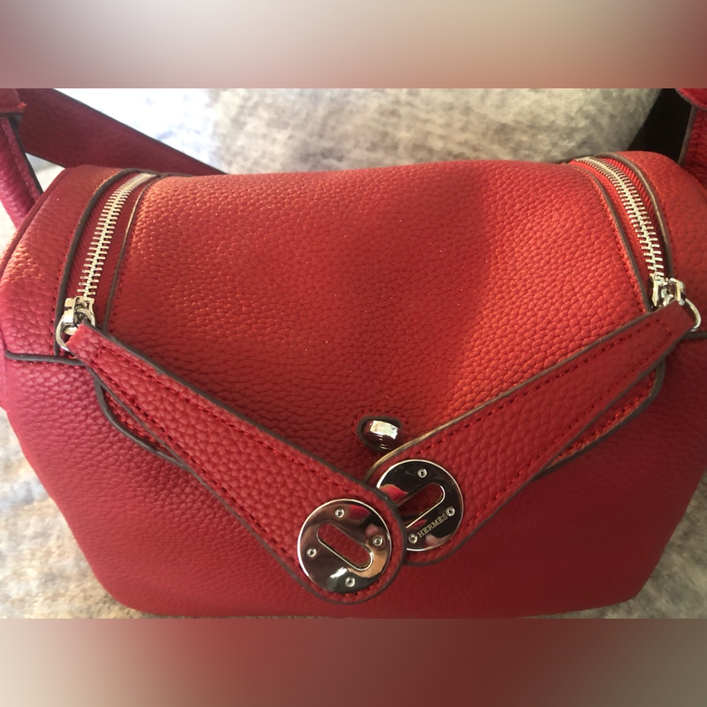 Red Women's Crossbody Bag - Sleek Pebbled Leather Style - Picture 2 of 10